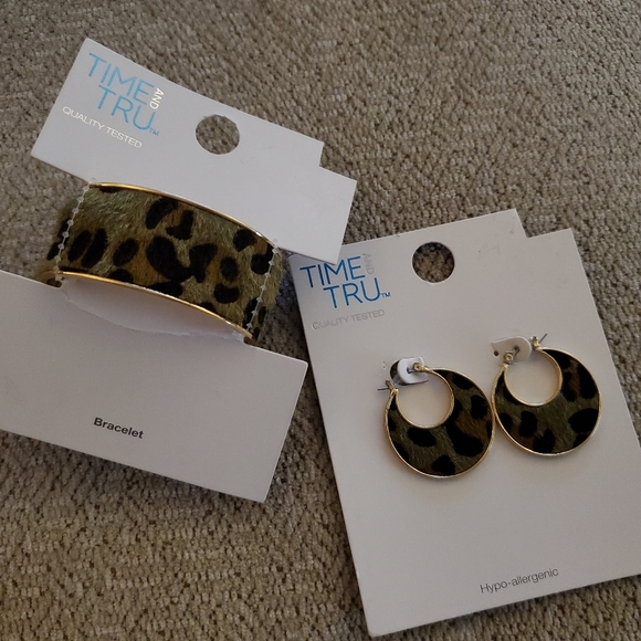 NEW Time and Tru Faux Fur Earring and Bracelet Set - Picture 6 of 6